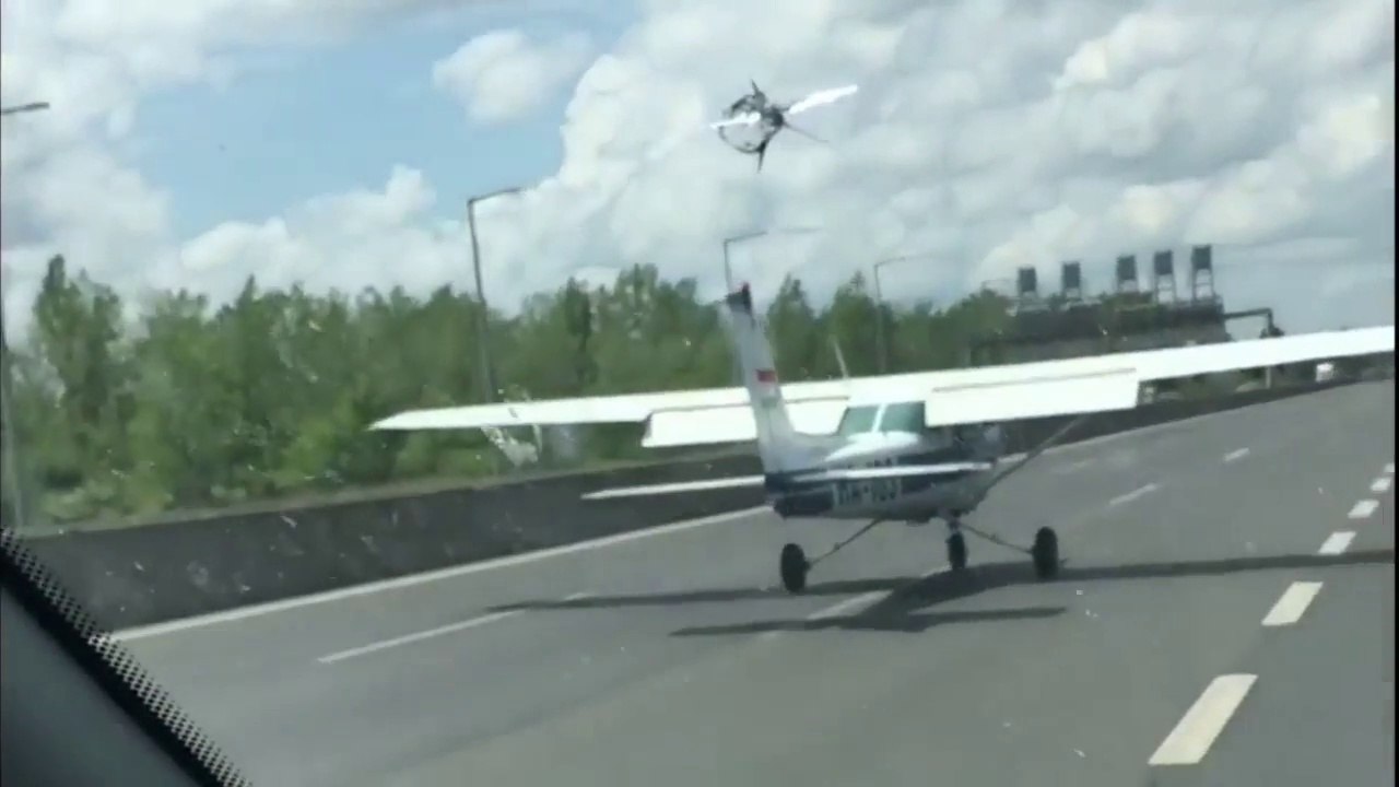 Un avion vient se poser en pleine autoroute à cause d'une panne moteur