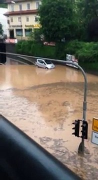 Un allemand tente de traverser une inondation avec sa smart... Noyé