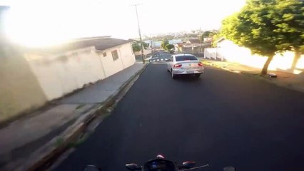 Un motard double une voiture, lui fait un doigt, et Dieu va vite le punir !