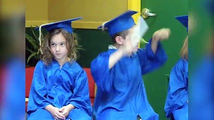 Скачать видео: Compilation de moments hilarants pendant des remises de diplômes - Win et Fail compilation