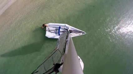 Il filme son chavirage depuis le haut du mat
