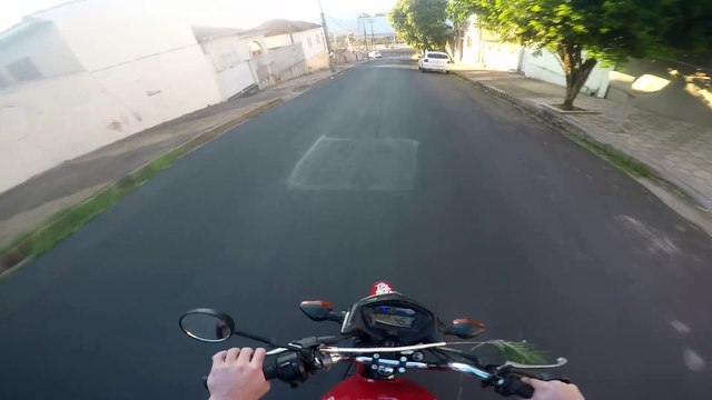 Ce motard s'ouvre la jambe après avoir fait un doigt à une voiture... KARMA