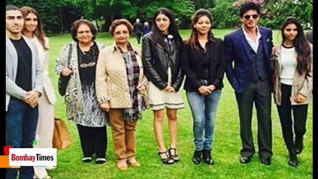 Shahrukh-Gauri Khan's Latest Picture With Navya Naveli, Suhana Khan & Shweta Bachchan!