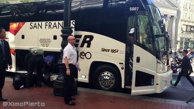Warriors Fans Boo LeBron James Outside of the Cavaliers’ Team Hotel 2016 NBA Finals (1)