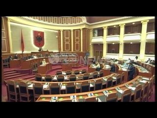 Kavaja "mbrojti" Elvis Rroshin, Ben Blushi u thotw: A mund të shkëmbehet nderi me kaq pak?!