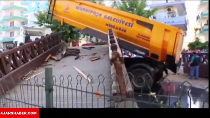 Kamyonun damperi üst geçidi yıktı