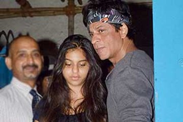 Shah Rukh mobbed while enjoying quality time with daughter Suhana