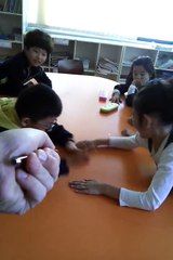 Des enfants tentent d'attraper un laser sur une table... Les débiles !