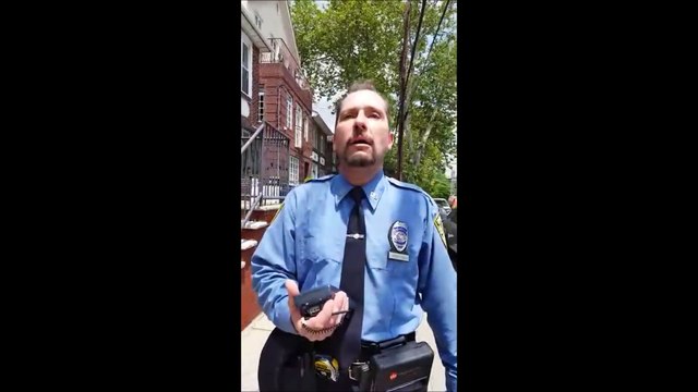 Il pète un plomb en voyant des policiers fouiller les poubelles pour contrôler le recyclage et lui mettre une amende