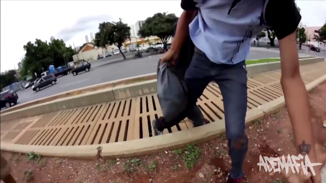 Des skateurs arrêtent le voleur d'un sac à main au Brésil