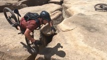 Un cycliste frôle la mort en chutant au bord d'une falaise !