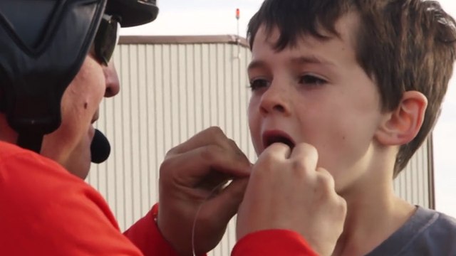Un enfant se fait arracher une dent de lait grâce à un hélicoptère