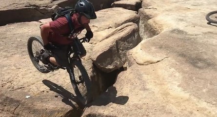 Un cycliste a failli perdre la vie au bord d'une falaise