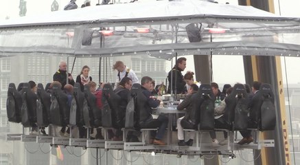 Dinner in the sky: 10 ans, 10 chefs et l'Atomium en toile de fond