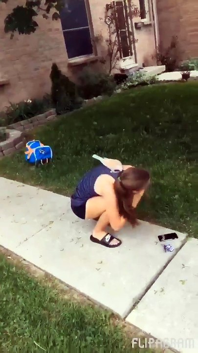 Un pigeon voyageur qui attaque une fille