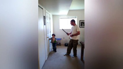 Скачать видео: Vidéo drôle : un papa qui joue avec son petit fils