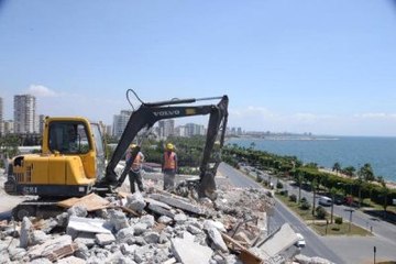 Binanın Tepesine İş Makinası Çıkarıp Yıkım Yapıyorlar