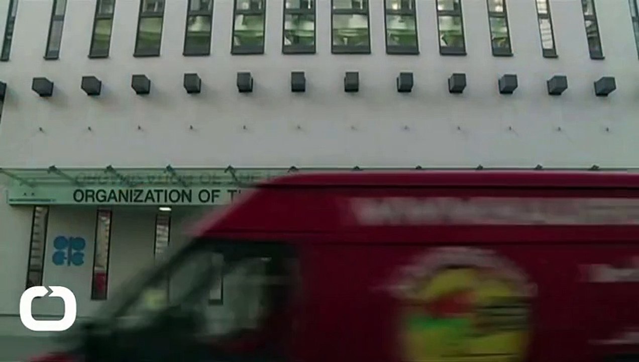 Forex - Pound rises against weaker dollar, but gains checked