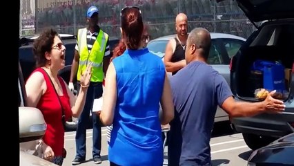 Deux couples se battent pour une place de parking !