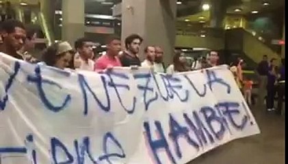 Así protestaron estudiantes de la UCV dentro de la estación Plaza Venezuela