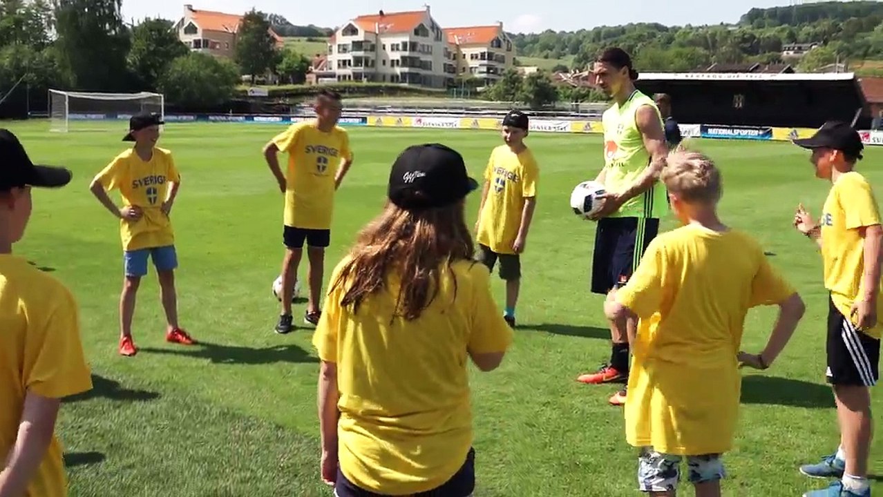 VIDEO-  Zlatan with kids at training. – Sportbibeln