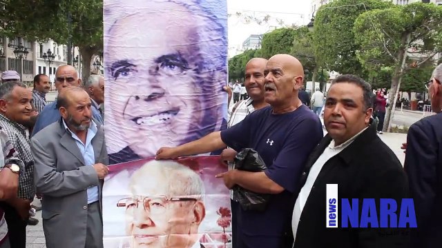 فرحة بعودة التمثال الى وسط العاصمة..مواطن يقبل صورة السبسي و يقول: هذا بورقيبة junior..يحيي العظام و هي رميم !!