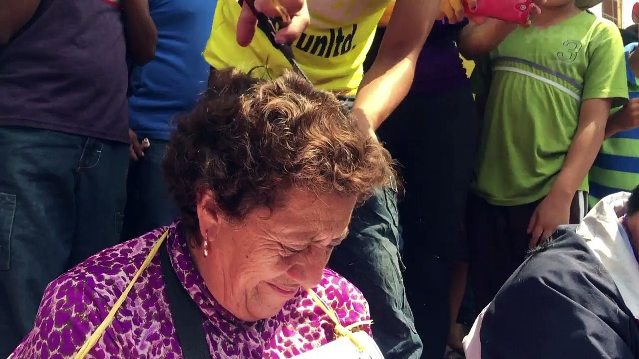 Le trasquilaron el cabello a estos docentes por "traidores"