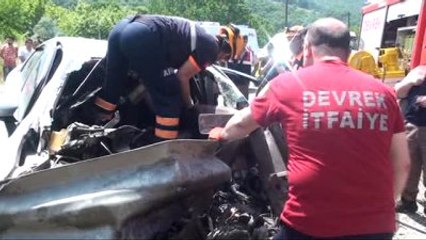 Otomobil Bariyerlere Çarptı: 1 Ölü