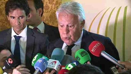 Felipe González pone la mano en el fuego por la honradez de Chaves y Griñán