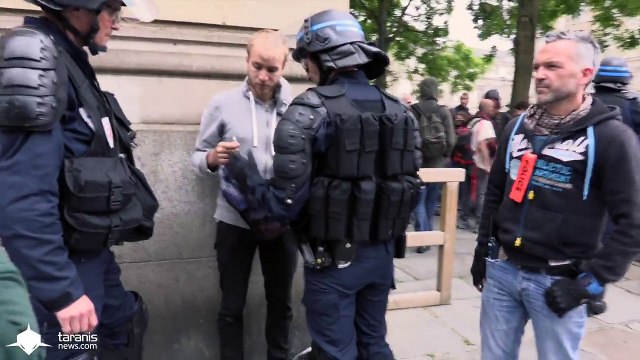 La police oblige un photographe à effacer ses photos