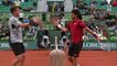 Novak Djokovic et le ramasseur de balles saluent le public pour feter sa victoire à la fin de son match - Roland-Garros 2016