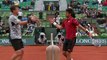 Novak Djokovic et le ramasseur de balles saluent le public pour feter sa victoire à la fin de son match - Roland-Garros 2016