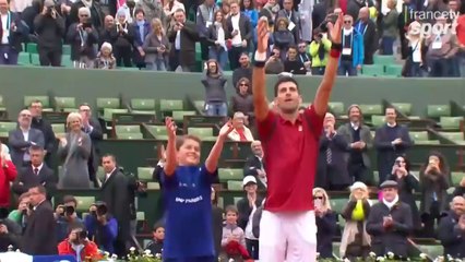 Video herunterladen: Djokovic invite un ramasseur de balles pour quelque chose de très spécial! Roland-Garros 2016