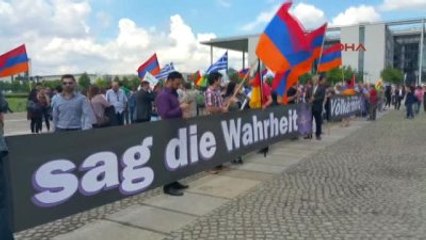 Berlin Meclisi Önünde Sözde 'Soykırım' Kararına Destek Gösterisi