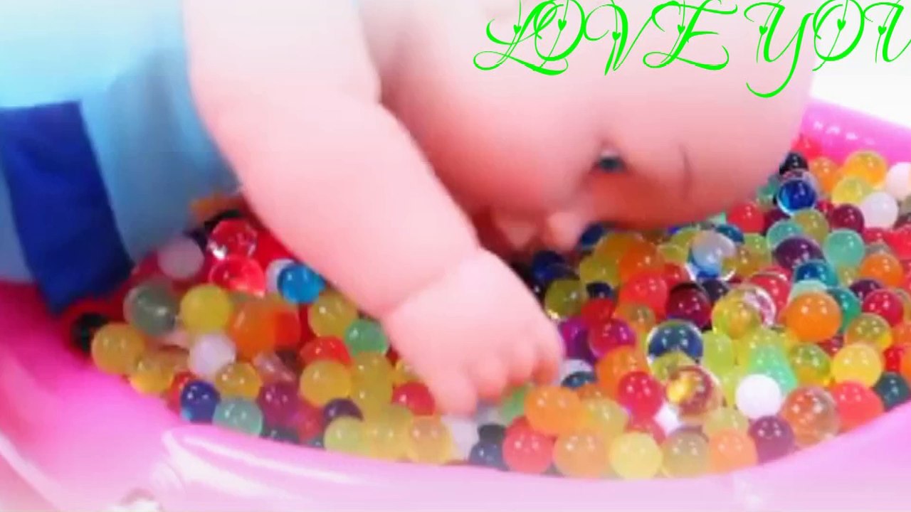 La Bebé Busca Huevos Sorpresa en la Bañera Llena de Orbeez 2