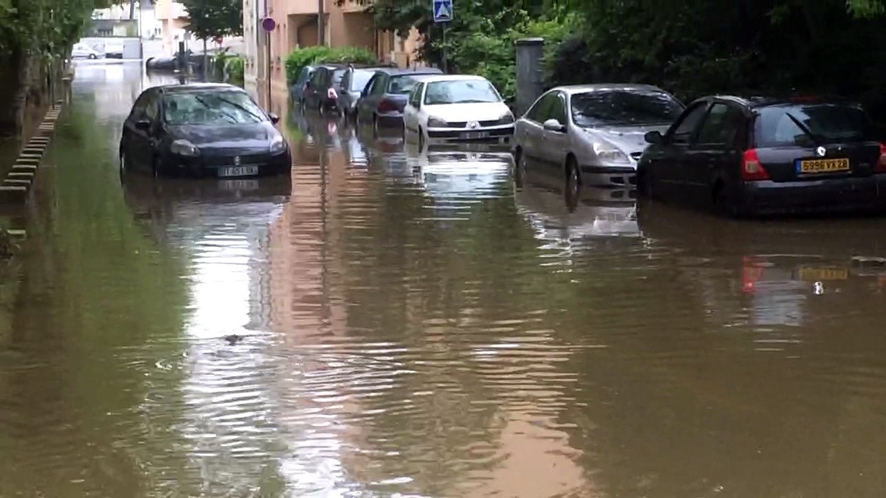 2Inondations ville de longjumeau dans le centre ville.