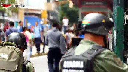Momento en el que intentaron robarle los equipos a un periodista