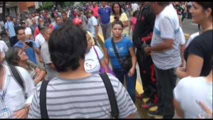Mujer agrede a camarógrafo de la Agencia EFE durante protesta en Venezuela_