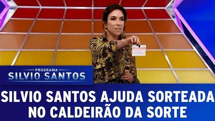 SIlvio Santos ajuda moça a preencher números do Caldeirão da Sorte