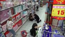 Mujer poseida por demonio en supermercado chino
