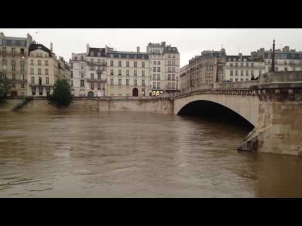 Floodwaters Rise in Paris Near Nôtre Dame