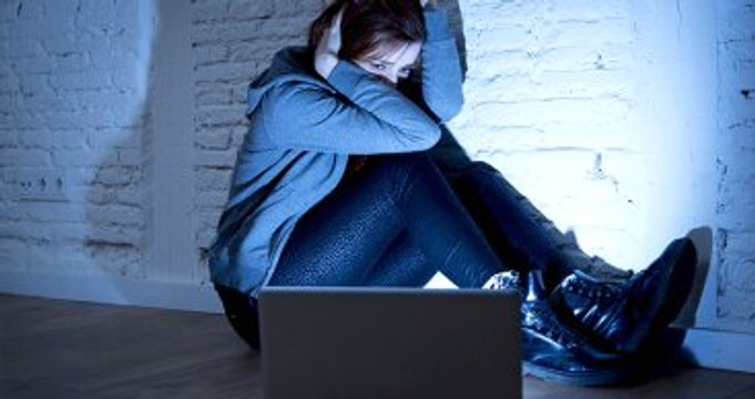 Liseli 3 Kız, 'Çıplak Fotoğraflı Şantaj ve Yağmadan' Tutuklandı