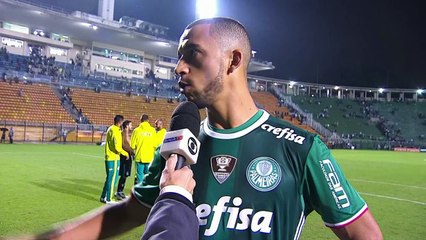 Vitor Hugo reclama da arbitragem no partida contra o Grêmio