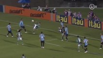 Sorte ou golaço? Róger Guedes faz gol inusitado contra o Grêmio