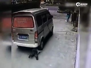 [Góc Tuổi Teen] Cậu bé bị ô tô đè qua người