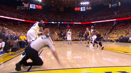 Un arbitre se prend une énorme buche en pleine finale NBA