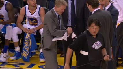 Steve Kerr fracasse sa plaquette de rage