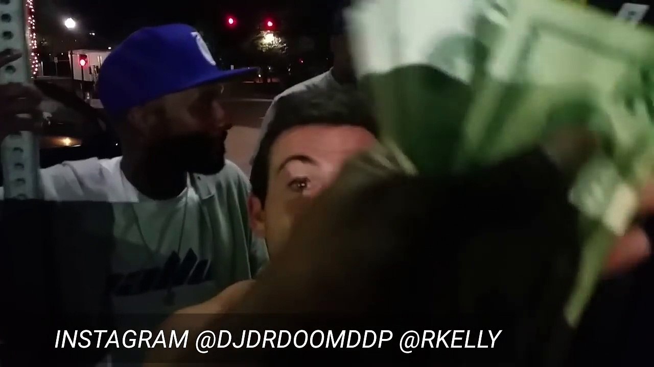 Ivre il croise R.Kelly et lui demande de chante...