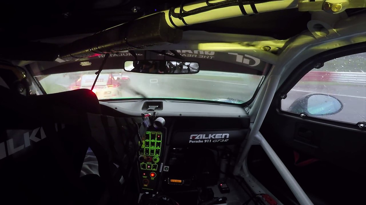 Tour de course de voitures en vue embarquée dans une Porsche