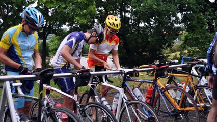 Guignol se met au vélo ! C'est ce dimanche : ça grimpe jusqu'à Yzeron... 7 fois ! Mais il est fou ce #Guignol !
